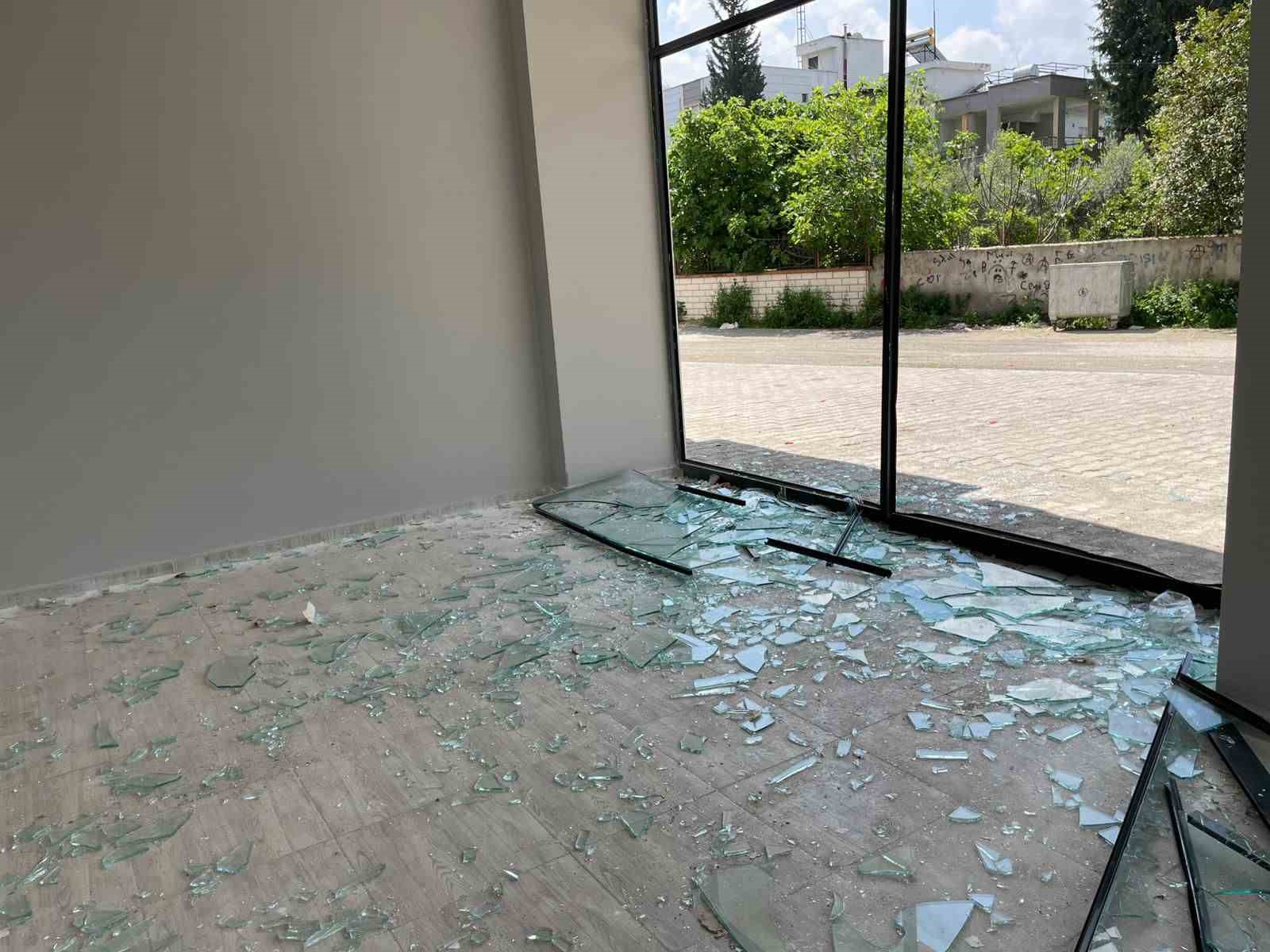 Osmaniye’de  kontrolden çıkan otomobil dükkana girdi: 1 yaralı
