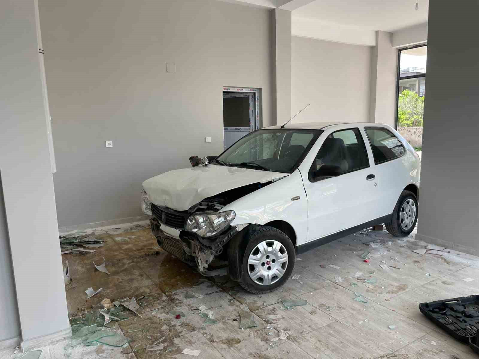 Osmaniye’de  kontrolden çıkan otomobil dükkana girdi: 1 yaralı
