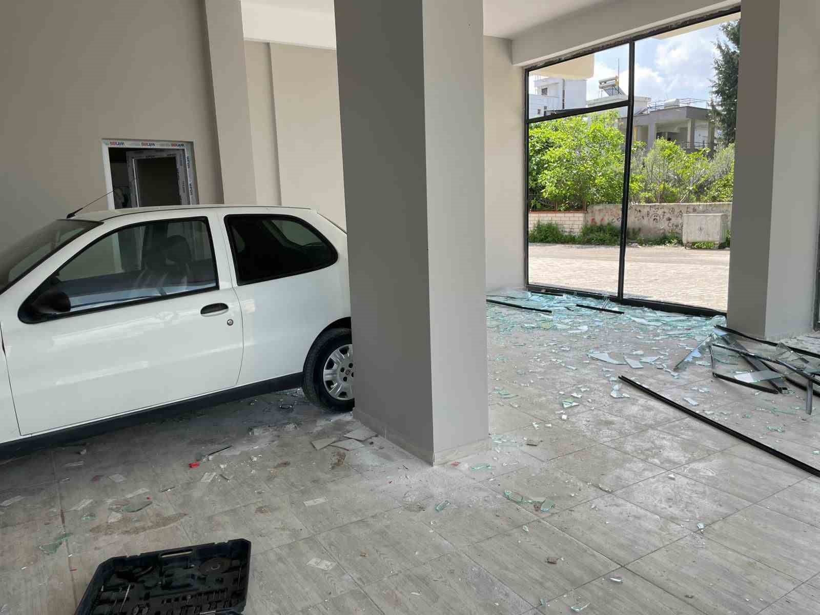 Osmaniye’de  kontrolden çıkan otomobil dükkana girdi: 1 yaralı
