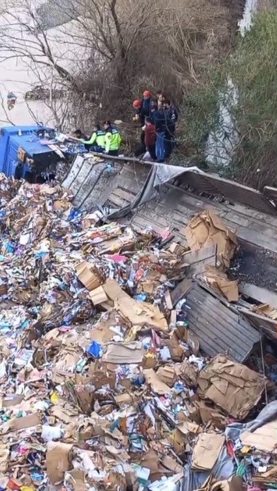 Osmaniye’de kontrolden çıkan tır çaya düştü, sürücü hayatını kaybetti
