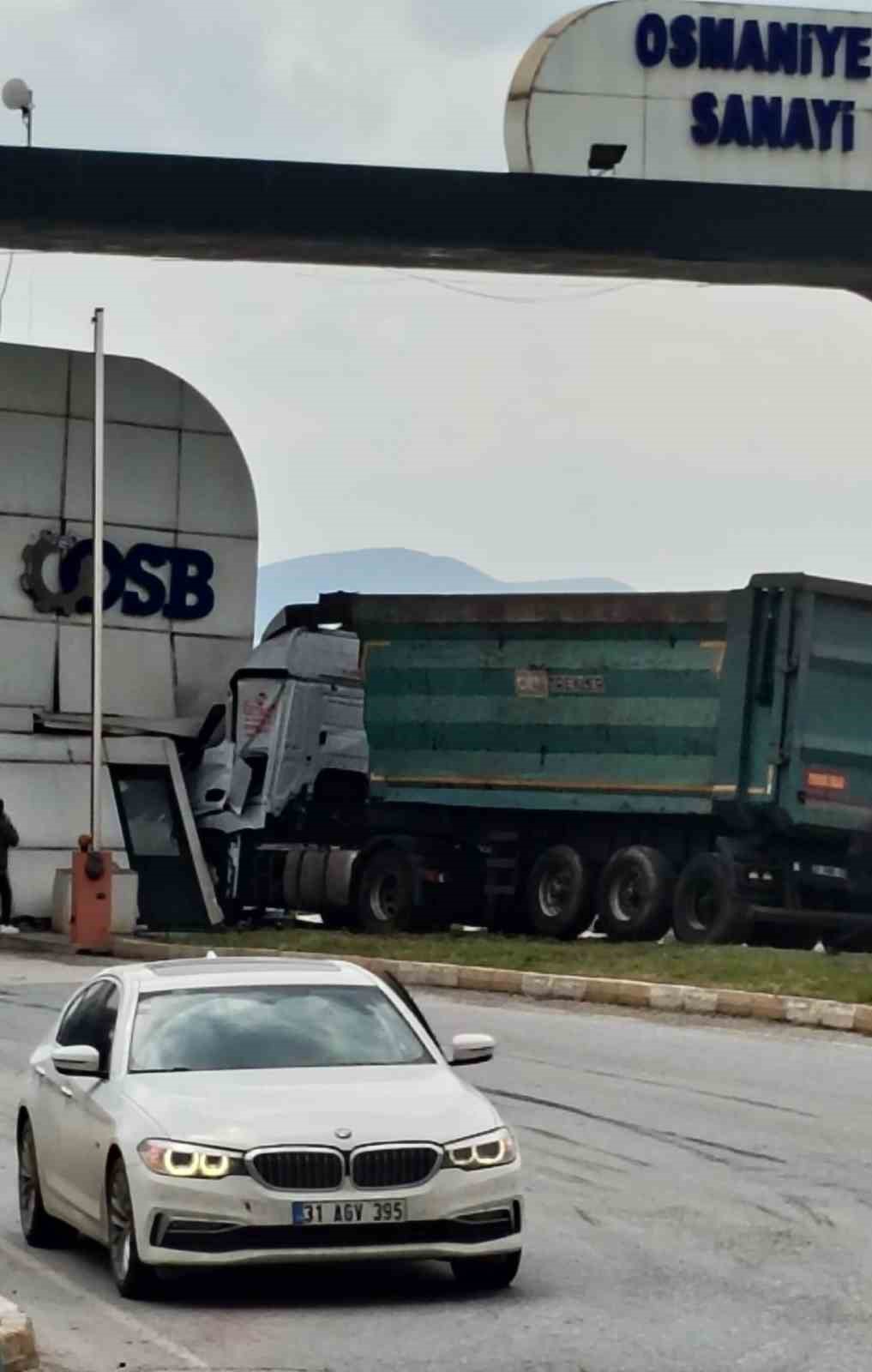 Osmaniye’de kontrolden çıkan tır gişeye çarptı: 1 yaralı
