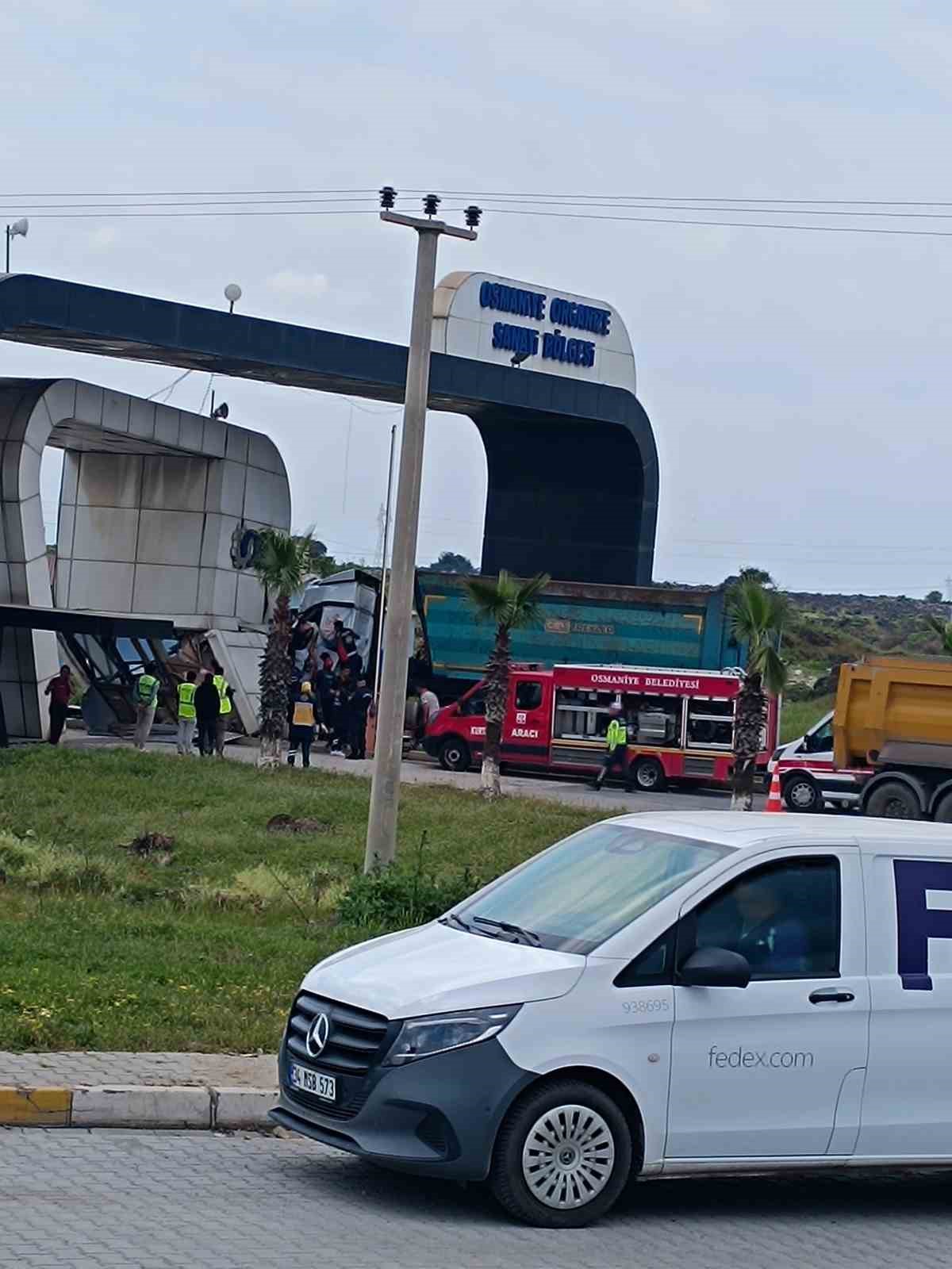 Osmaniye’de kontrolden çıkan tır gişeye çarptı: 1 yaralı
