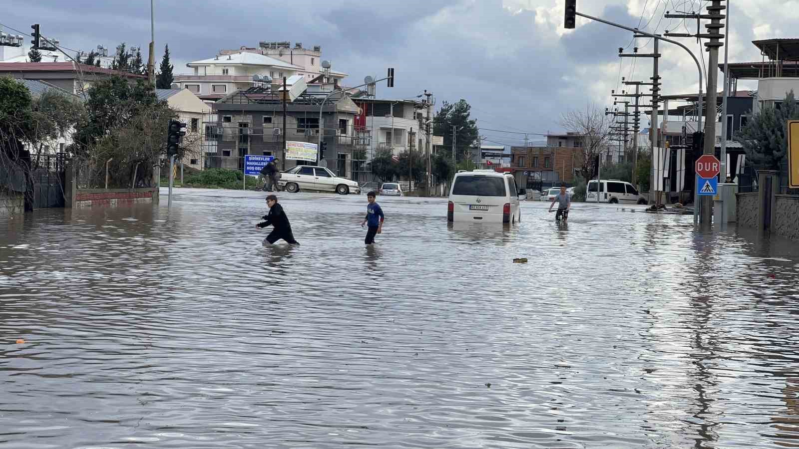 Osmaniye’de kuvvetli yağış: Yollar suyla doldu, araçlar yolda kaldı
