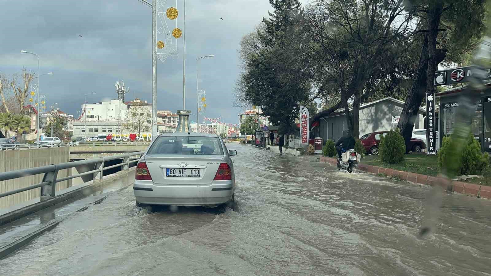 Osmaniye’de kuvvetli yağış: Yollar suyla doldu, araçlar yolda kaldı
