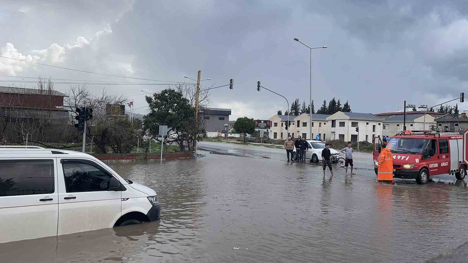 Osmaniye’de kuvvetli yağış: Yollar suyla doldu, araçlar yolda kaldı
