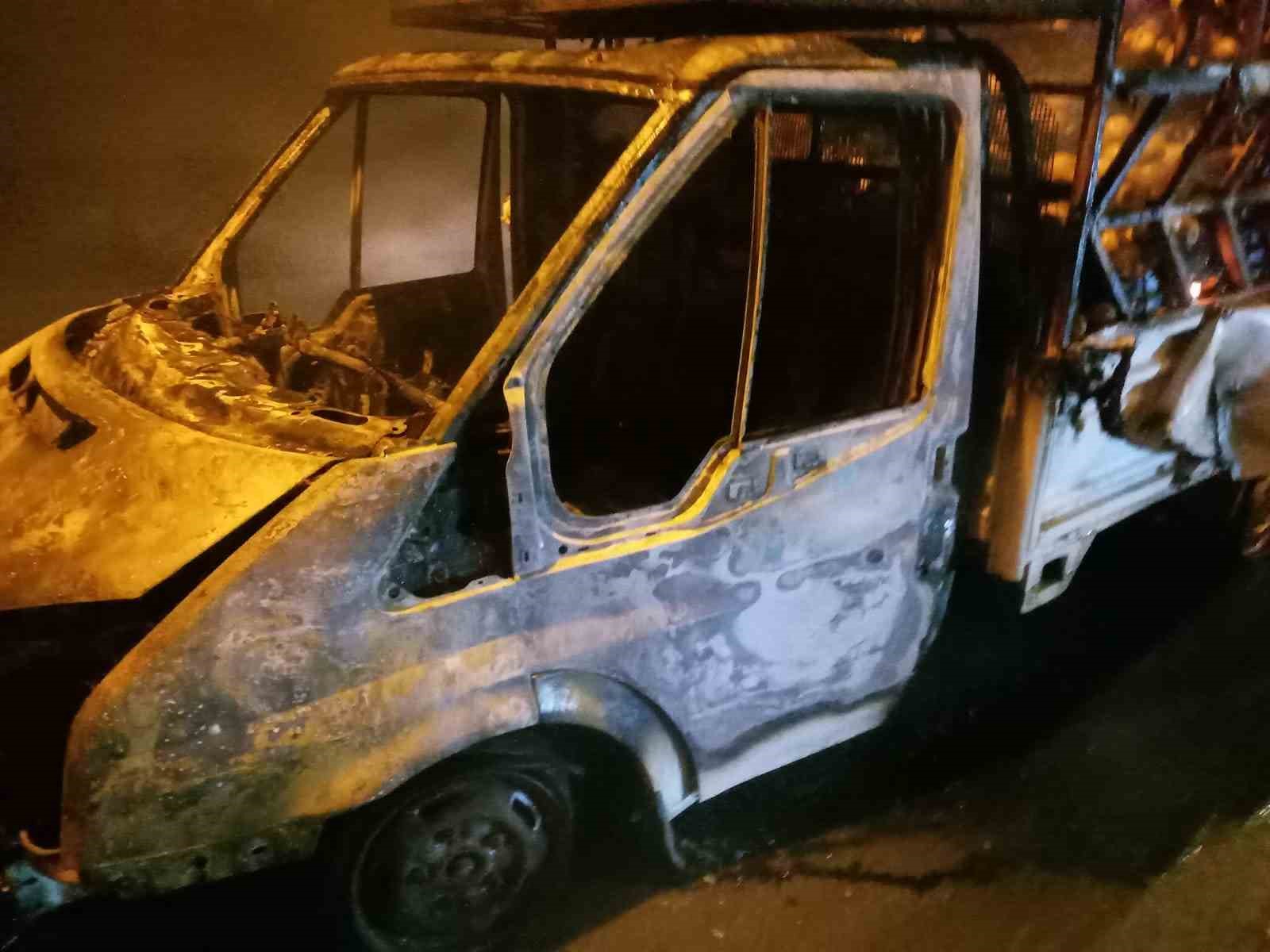 Osmaniye’de mandalina yüklü kamyonette çıkan yangın söndürüldü
