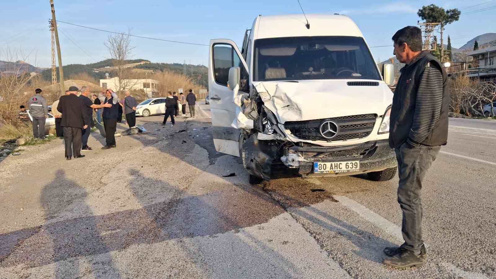 Osmaniye’de minibüs ile otomobil çarpıştı: 2 yaralı
