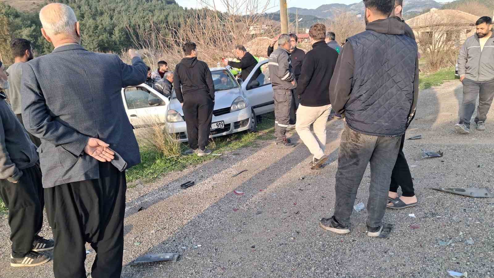 Osmaniye’de minibüs ile otomobil çarpıştı: 2 yaralı
