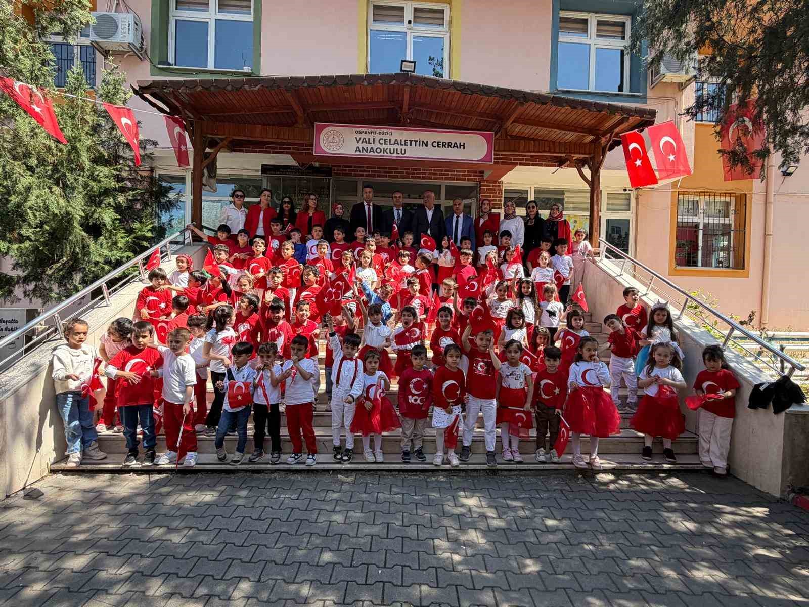 Osmaniye’de minik öğrencilerden el emeği bayrak sergisi
