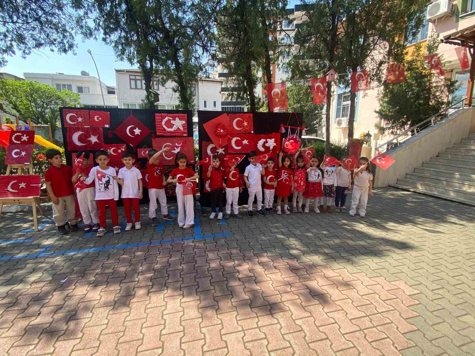 Osmaniye’de minik öğrencilerden el emeği bayrak sergisi
