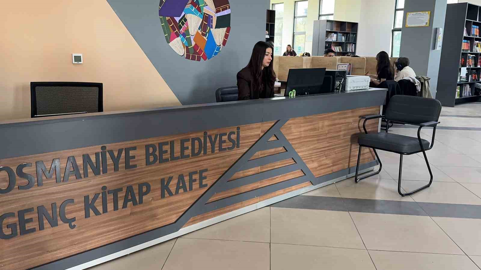 Osmaniye’de öğrenciler kitap kafede hem ders çalışıyor hem sosyalleşiyor
