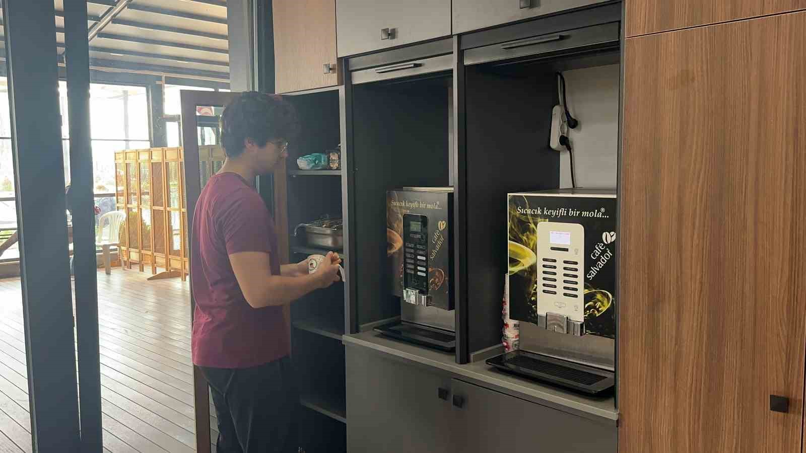 Osmaniye’de öğrenciler kitap kafede hem ders çalışıyor hem sosyalleşiyor
