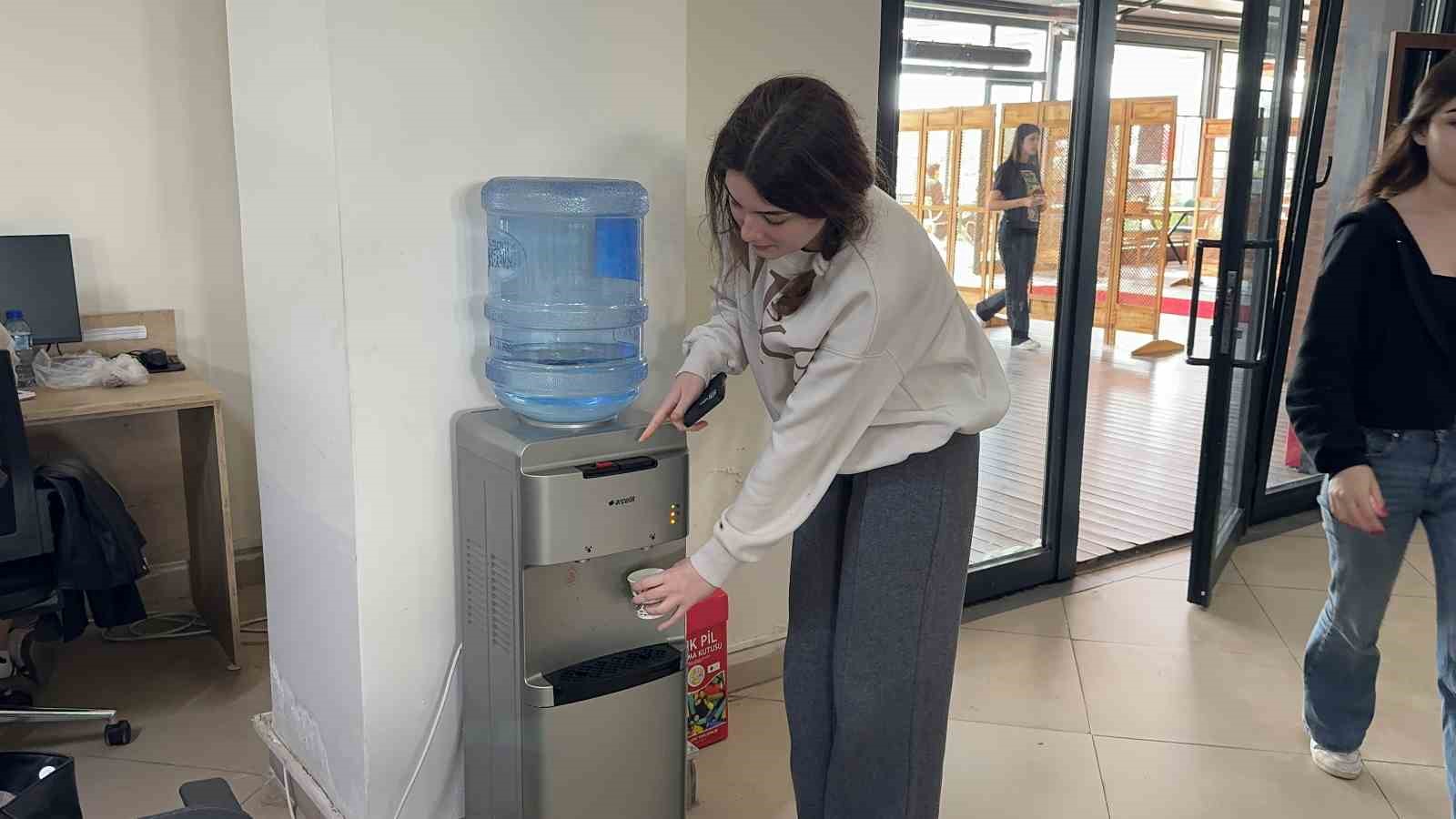 Osmaniye’de öğrenciler kitap kafede hem ders çalışıyor hem sosyalleşiyor
