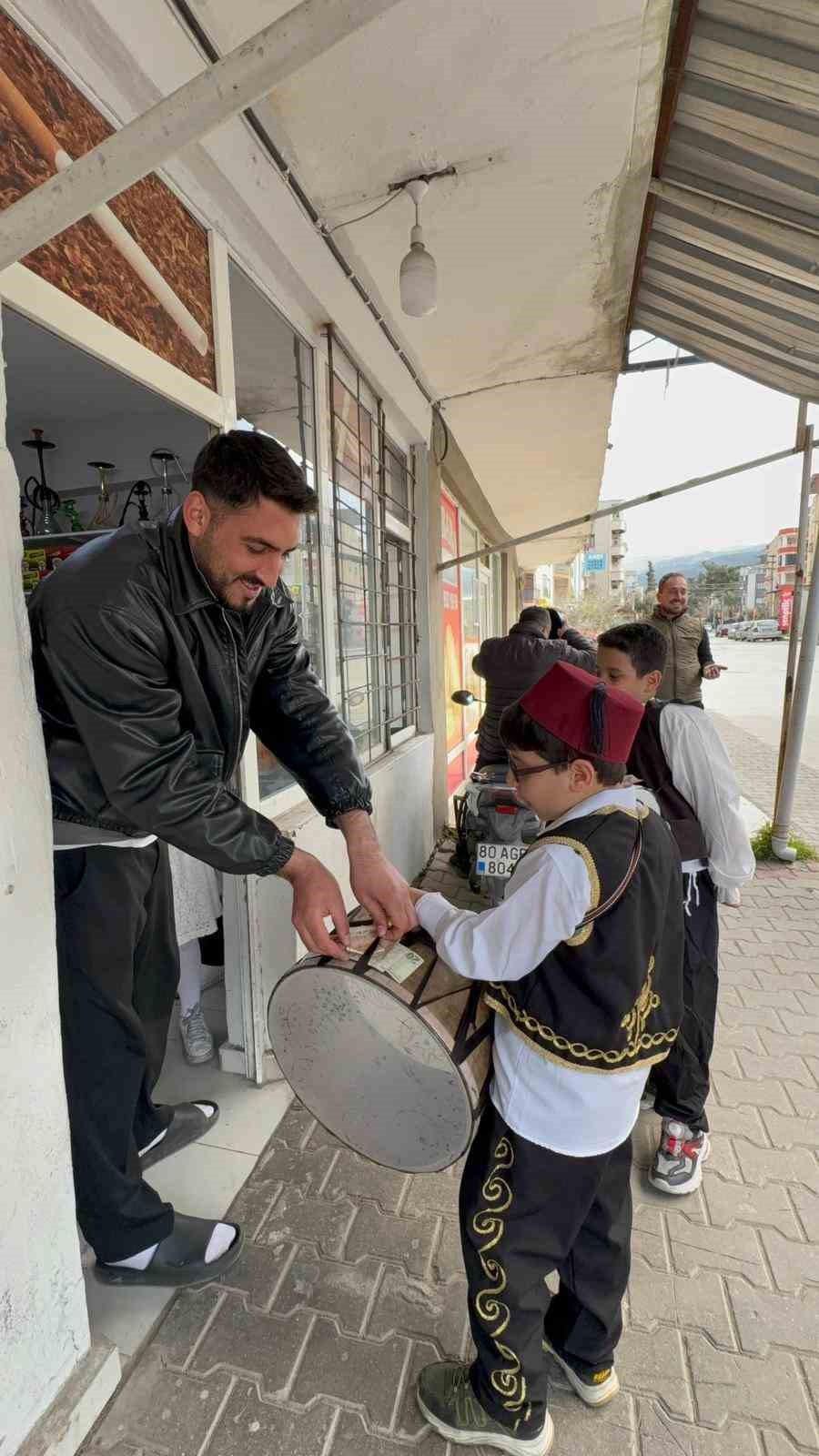 Osmaniye’de öğrenciler maniler okudular, lokum dağıttı
