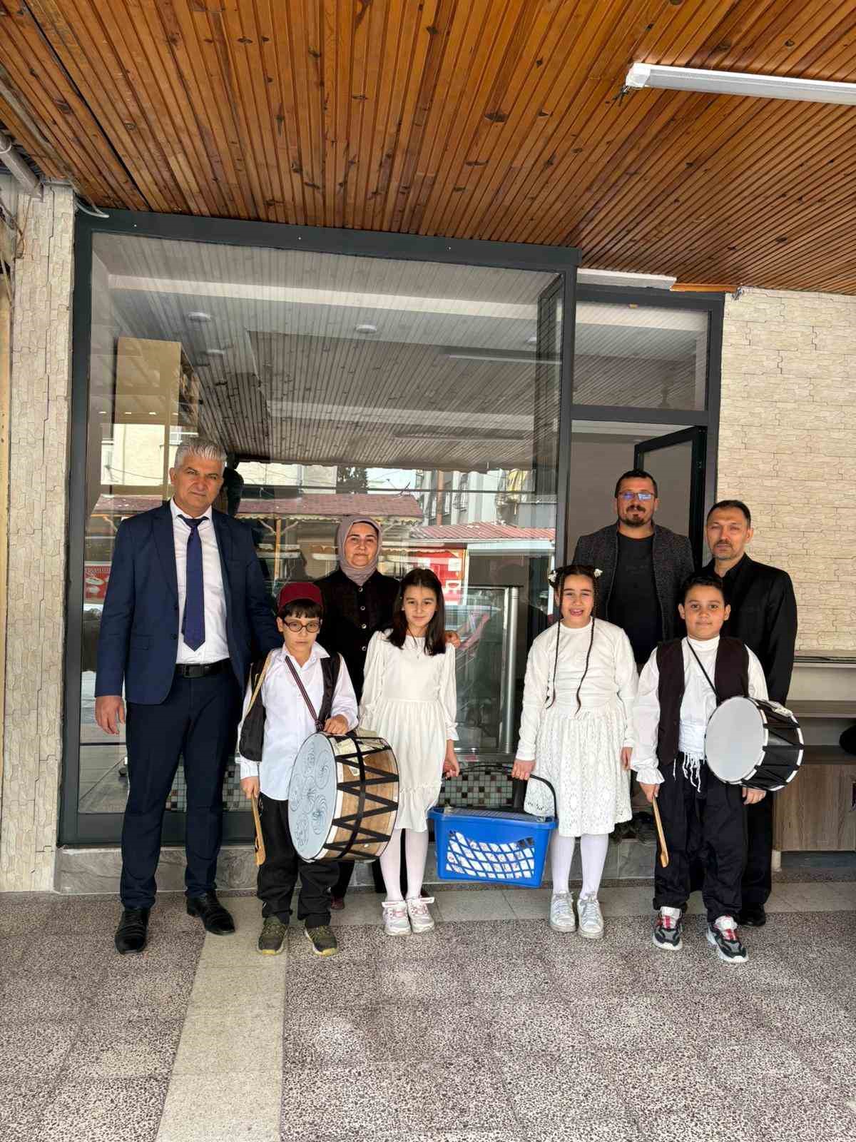 Osmaniye’de öğrenciler maniler okudular, lokum dağıttı
