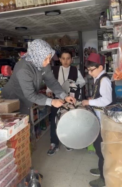 Osmaniye’de öğrenciler maniler okudular, lokum dağıttı
