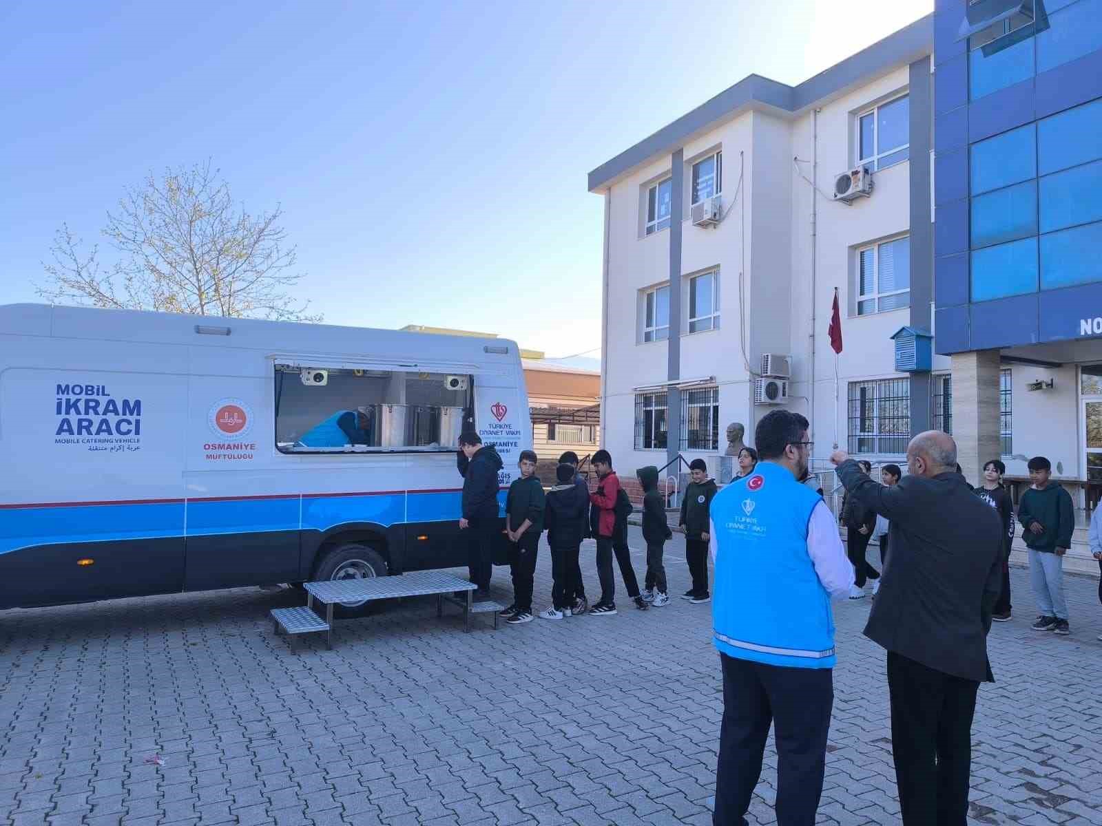 Osmaniye’de öğrencilere sıcak çorba ikramı
