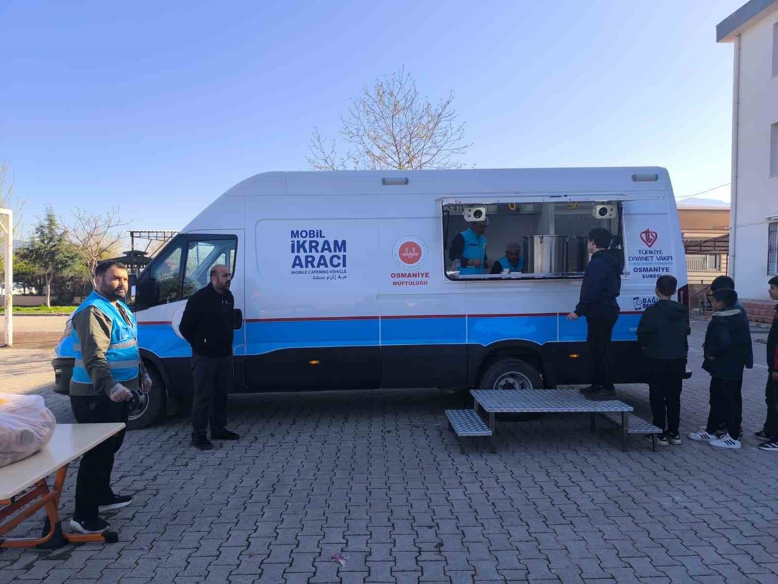 Osmaniye’de öğrencilere sıcak çorba ikramı
