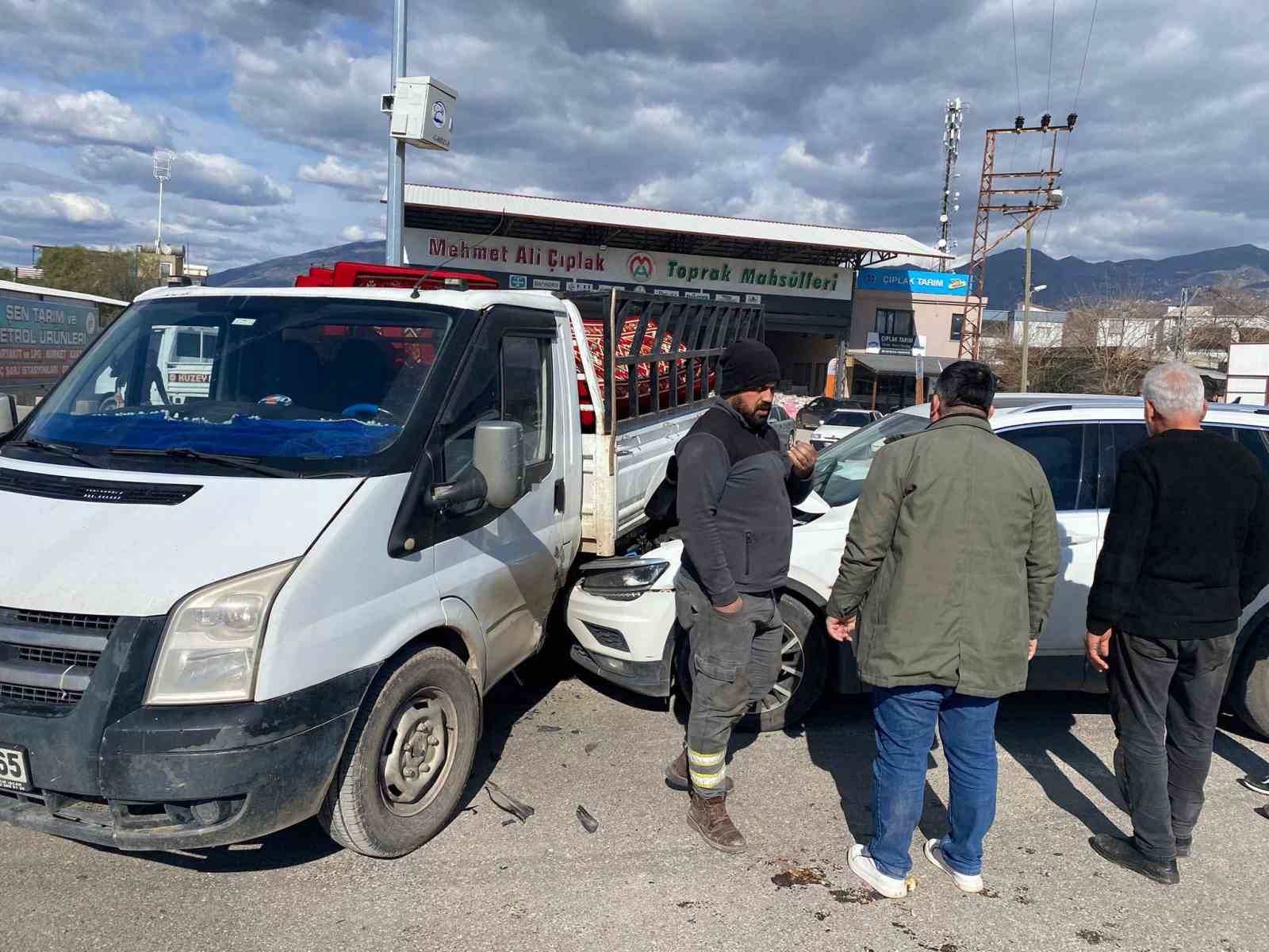 Osmaniye’de otomobil ile pikap çarpıştı 2 yaralı

