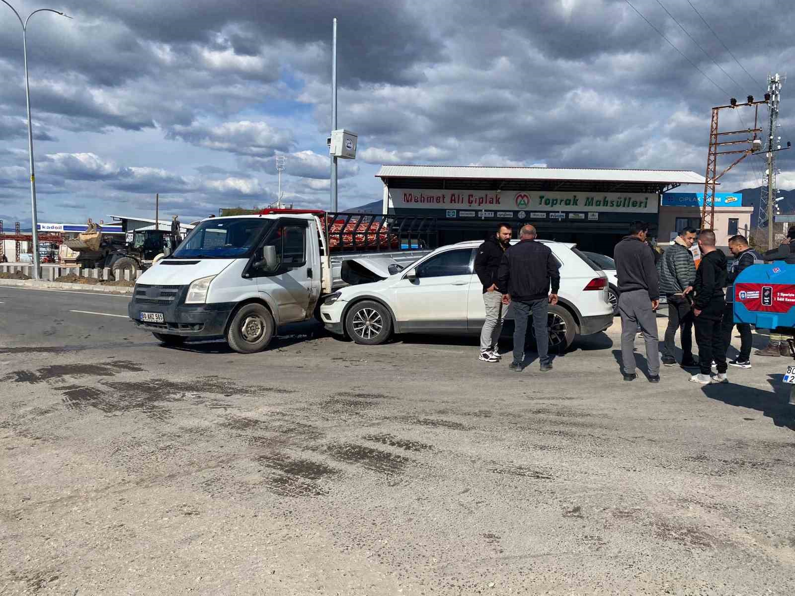 Osmaniye’de otomobil ile pikap çarpıştı 2 yaralı
