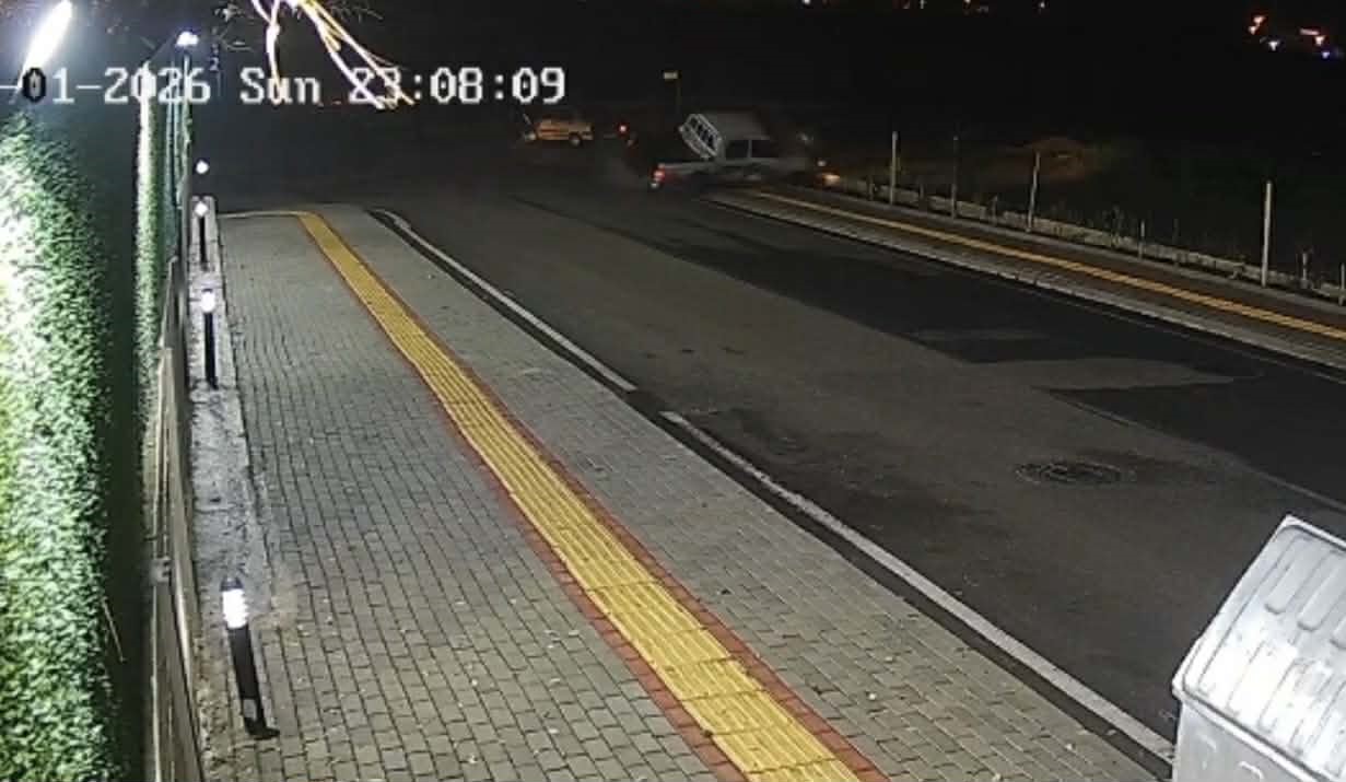 Osmaniye’de otomobille çarpışan kamyonet yan yattı: 2 yaralı
