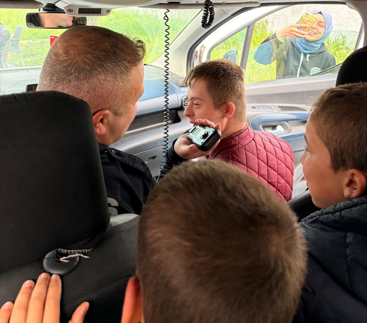 Osmaniye’de özel öğrencilerden polislere çiçekli sürpriz
