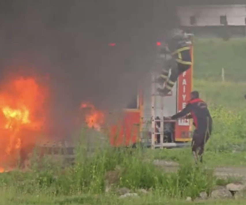Osmaniye’de park halindeki otomobil alev alev yandı
