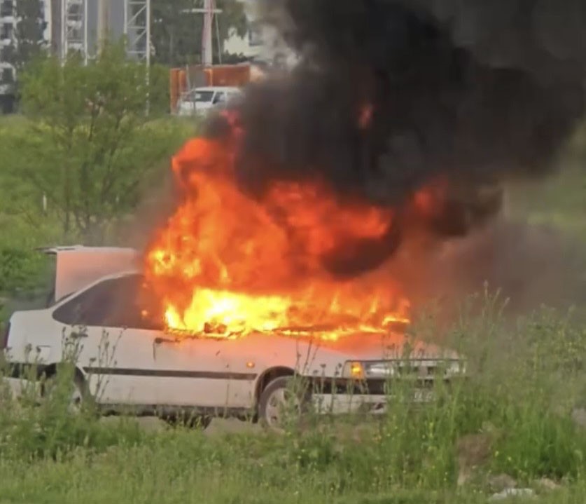 Osmaniye’de park halindeki otomobil alev alev yandı
