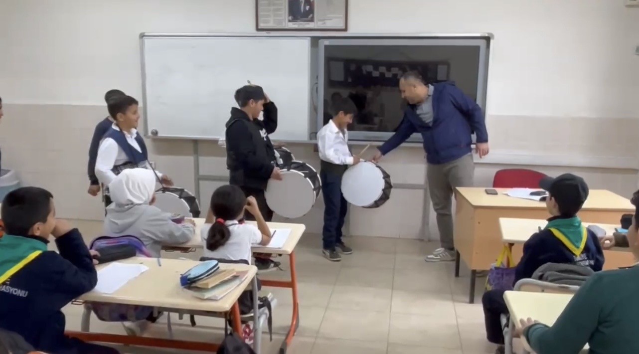 Osmaniye’de Ramazan davulu okulda çaldı, gelenek canlandı

