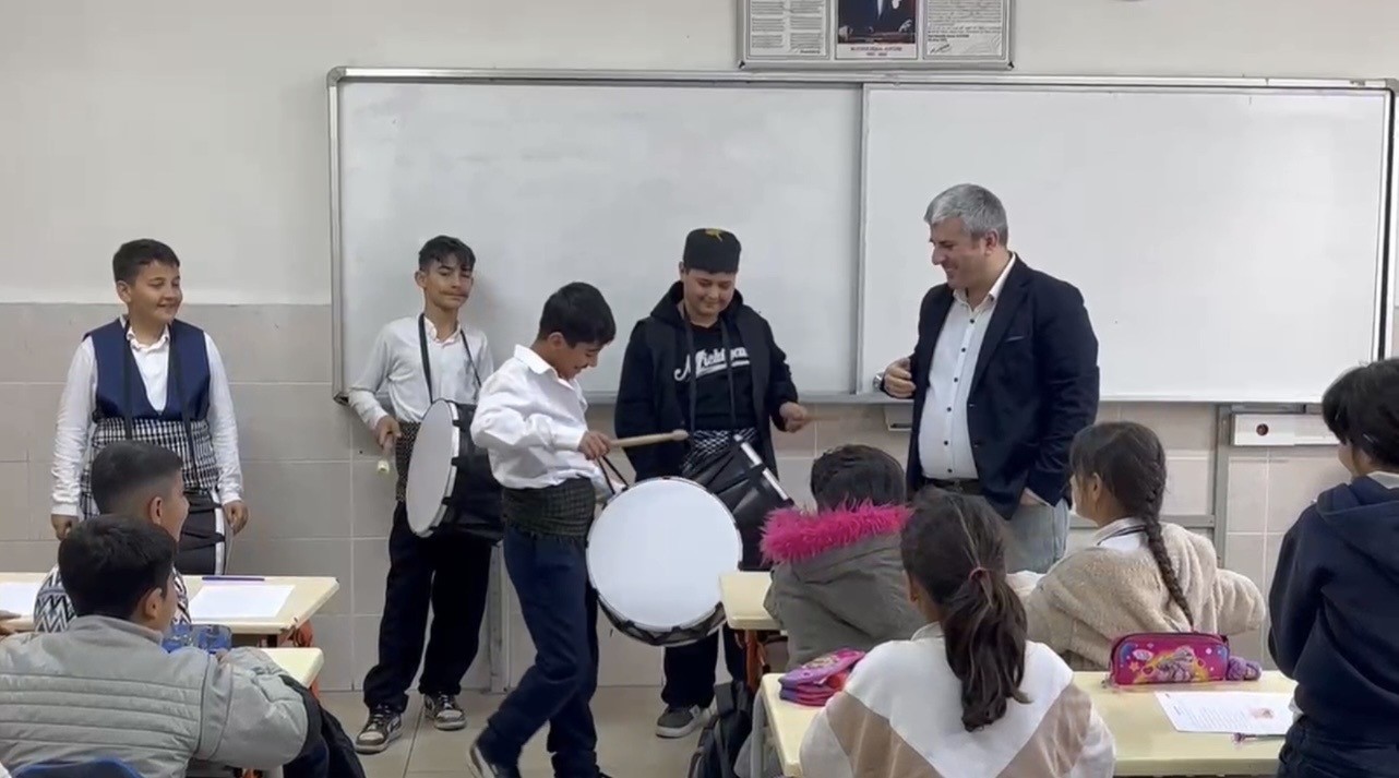 Osmaniye’de Ramazan davulu okulda çaldı, gelenek canlandı
