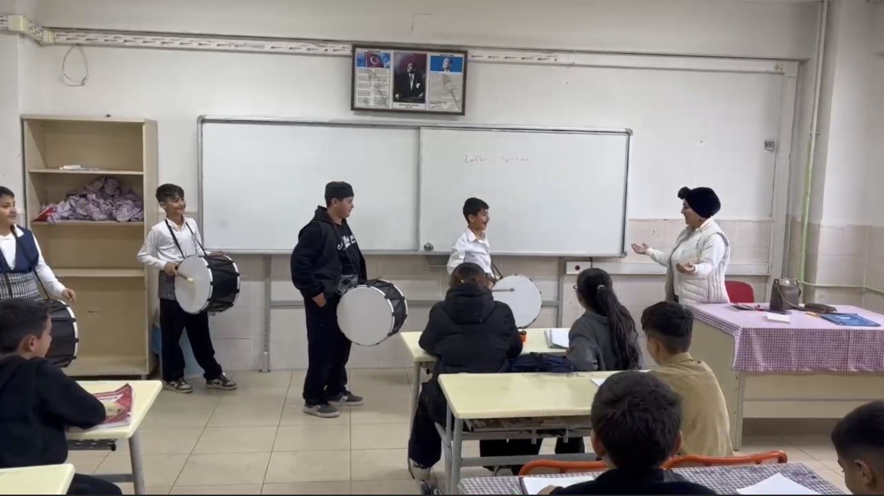 Osmaniye’de Ramazan davulu okulda çaldı, gelenek canlandı
