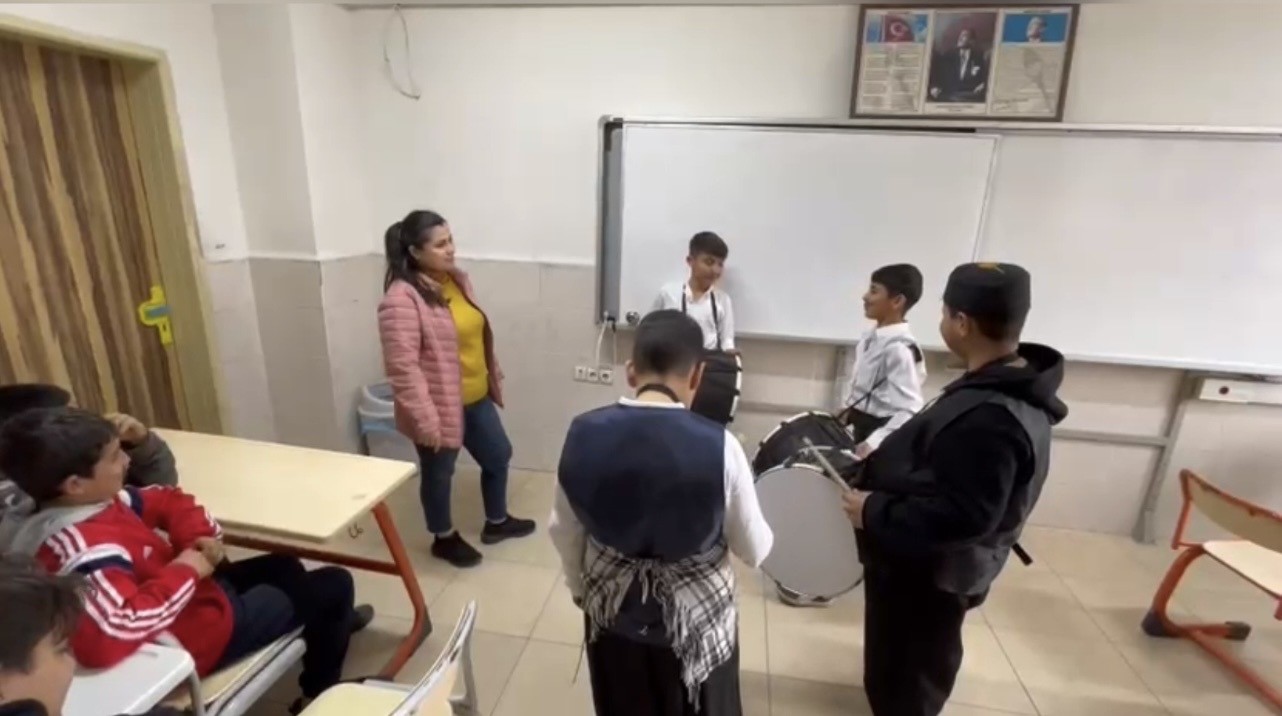 Osmaniye’de Ramazan davulu okulda çaldı, gelenek canlandı
