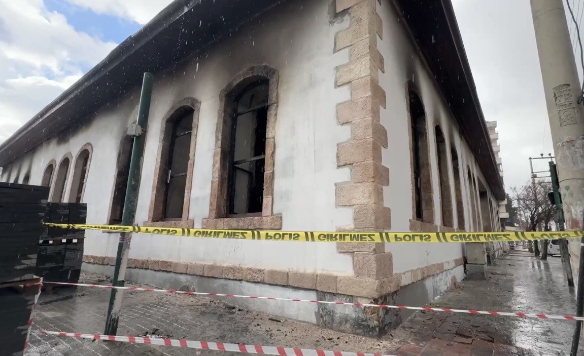 Osmaniye’de restorasyonu yapılan asırlık okulda çıkan yangın söndürüldü
