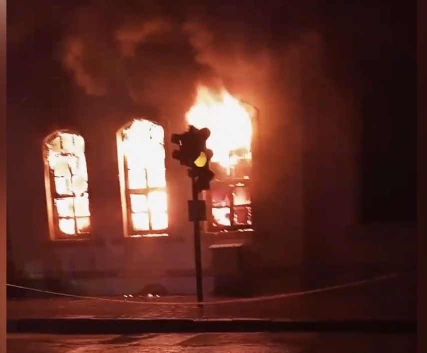 Osmaniye’de restorasyonu yapılan asırlık okulda çıkan yangın söndürüldü
