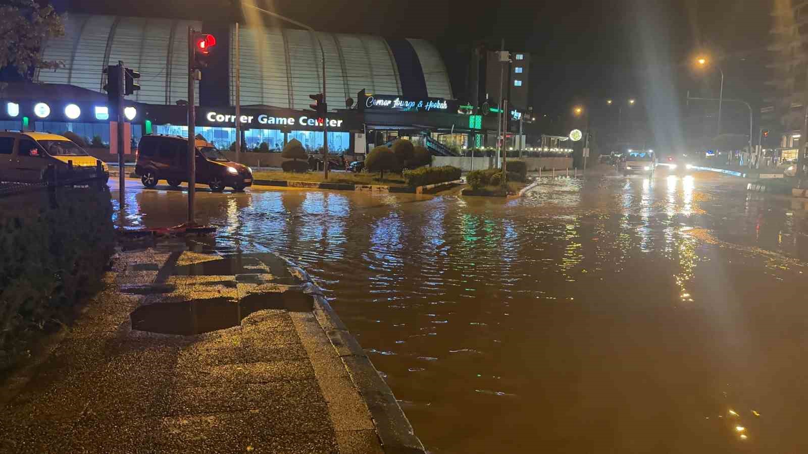 Osmaniye’de sağanak yağış hayatı olumsuz etkiledi

