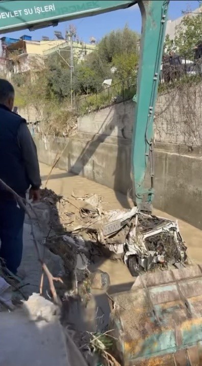 Osmaniye’de selde kaybolan minibüs bulundu, geriye hurda kaldı

