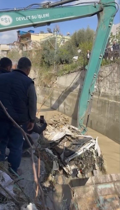 Osmaniye’de selde kaybolan minibüs bulundu, geriye hurda kaldı
