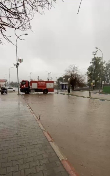 Osmaniye’de servis aracı mahsur kaldı, birçok bölgede su taşkını yaşandı
