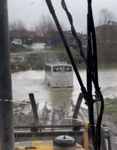 Osmaniye’de servis aracı mahsur kaldı, birçok bölgede su taşkını yaşandı
