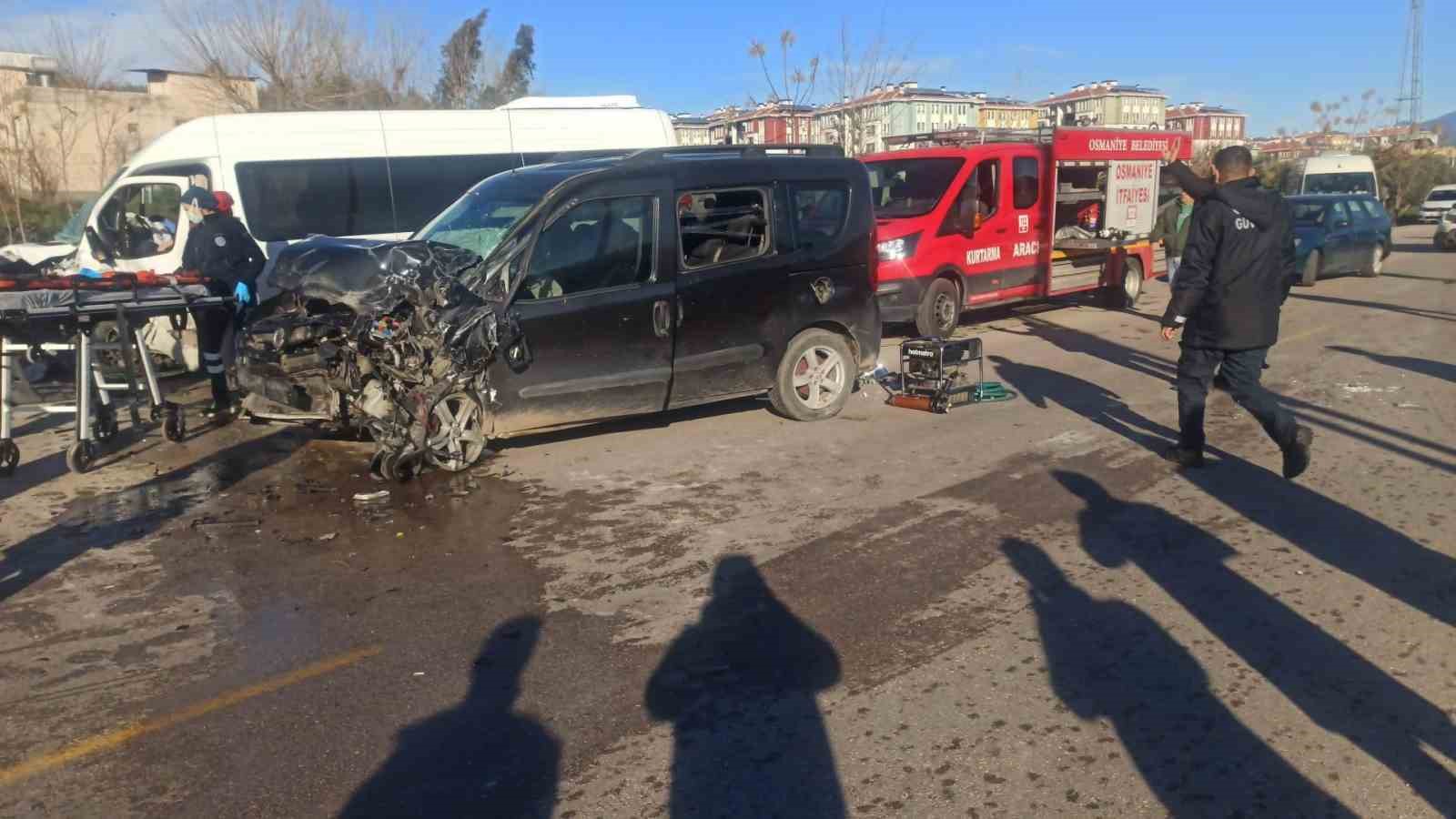 Osmaniye’de servis minibüsü ile hafif ticari araç çarpıştı: 7 yaralı
