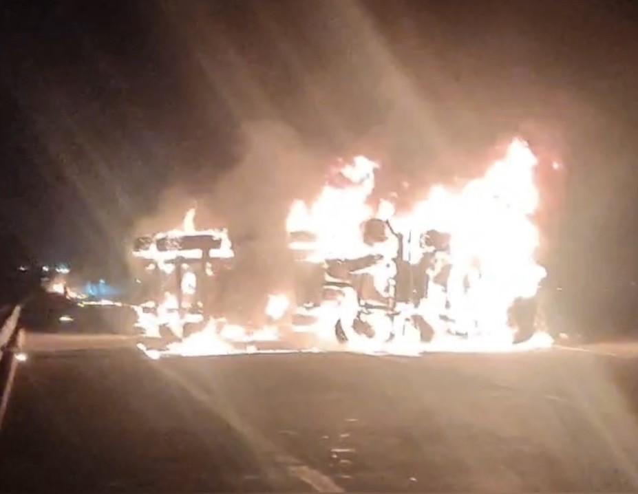 Osmaniye’de seyir halindeki tır alev alev yandı
