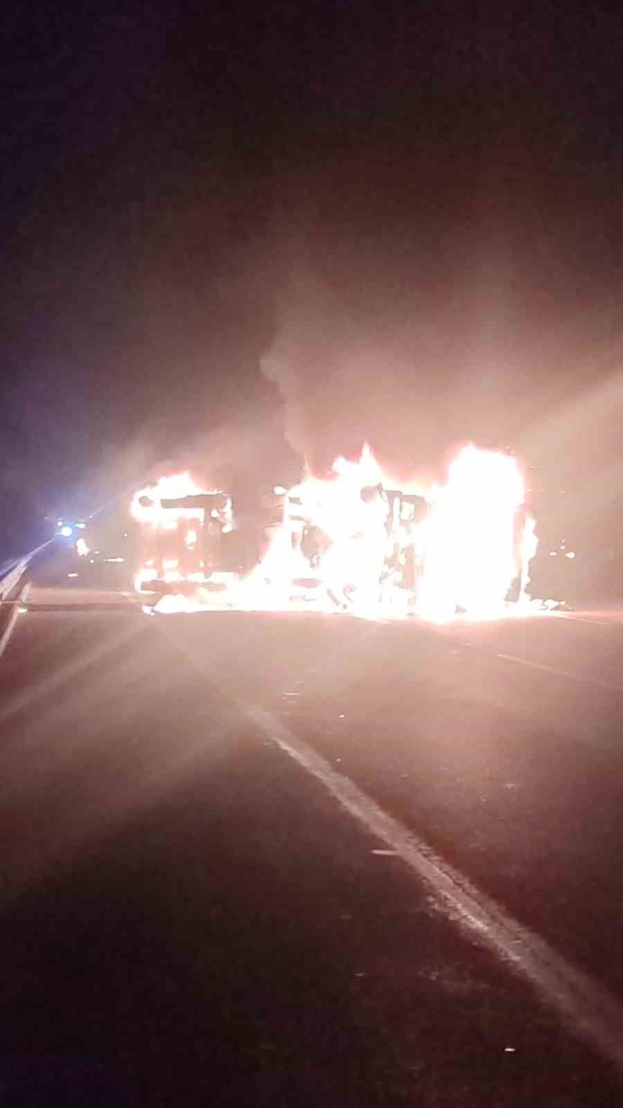 Osmaniye’de seyir halindeki tır alev alev yandı
