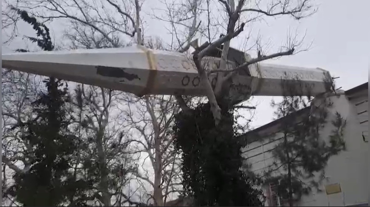 Osmaniye’de şiddetli rüzgar cami minaresini devirdi
