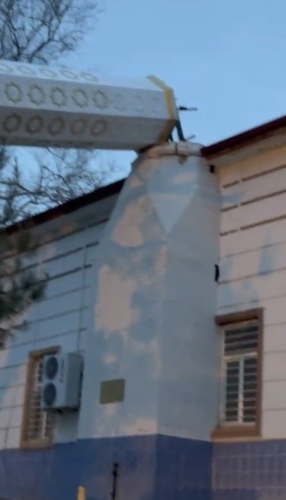 Osmaniye’de şiddetli rüzgar cami minaresini devirdi
