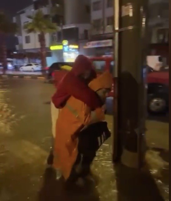 Osmaniye’de şiddetli yağış ve fırtına hayatı olumsuz etkiledi
