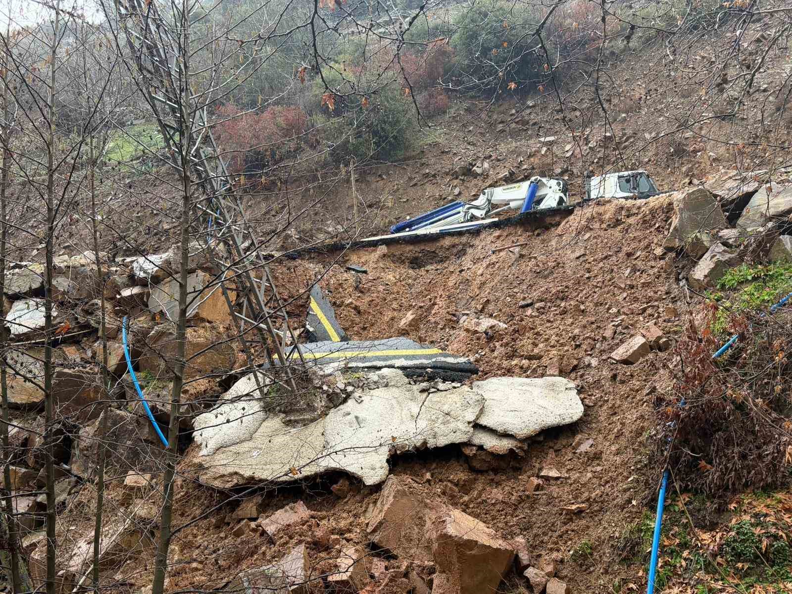 Osmaniye’de şiddetli yağışla birlikte yolda göçük yaşandı
