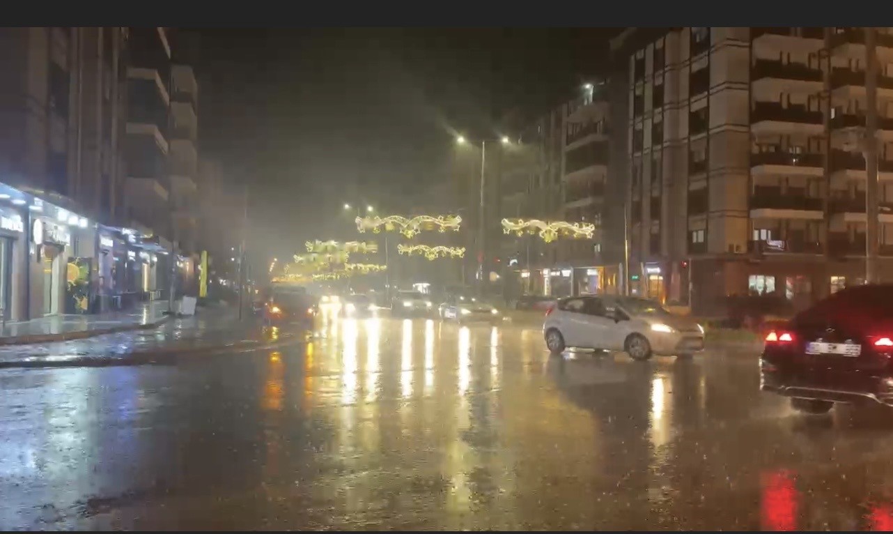 Osmaniye’de şiddetli yağmur ulaşımı vurdu
