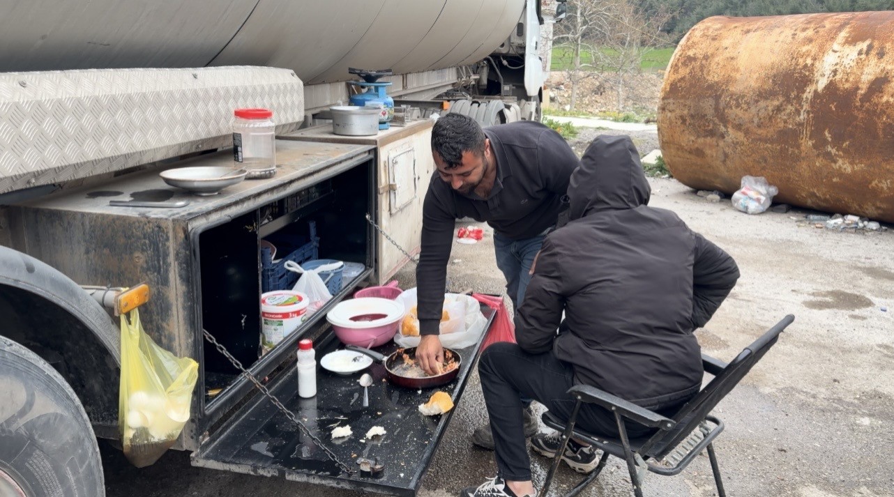 Osmaniye’de şoförlerin zorlu nöbeti: 12 gündür yükler boşaltılmadı
