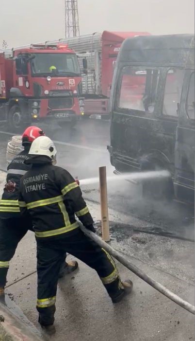 Osmaniye’de tarım işçilerini taşıyan minibüs yandı
