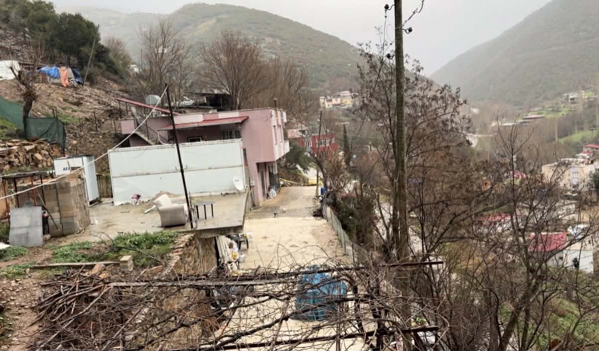 Osmaniye’de toprak kayması nedeniyle bir evde hasar oluştu
